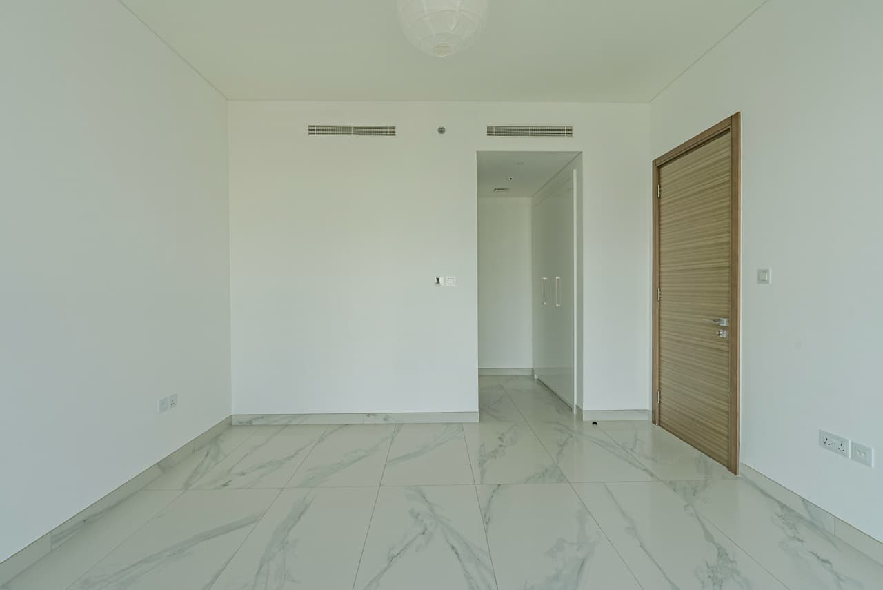 High Floor | Vacant | Amazing Layout 4