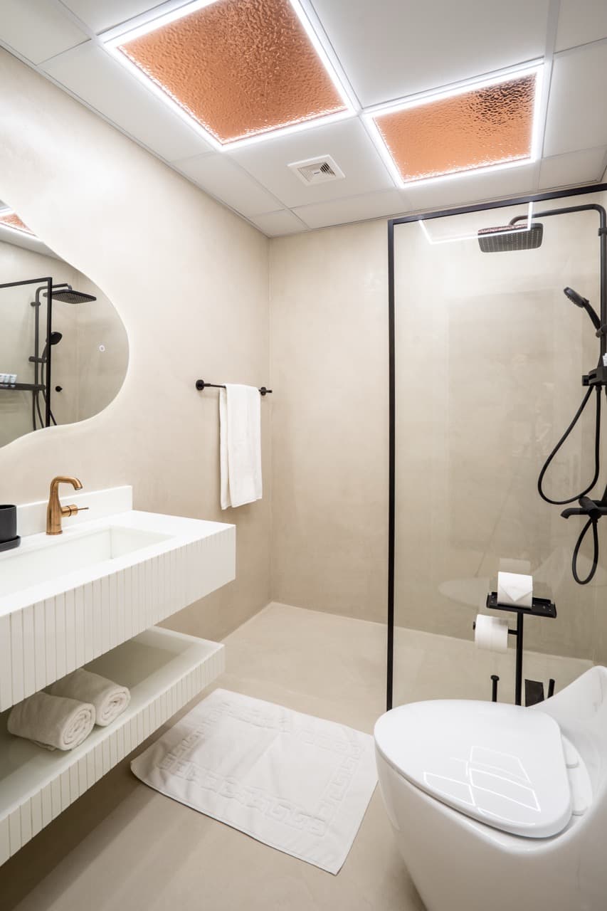 Bright 2 BR | Luxury Furnished | Premium Location* 9