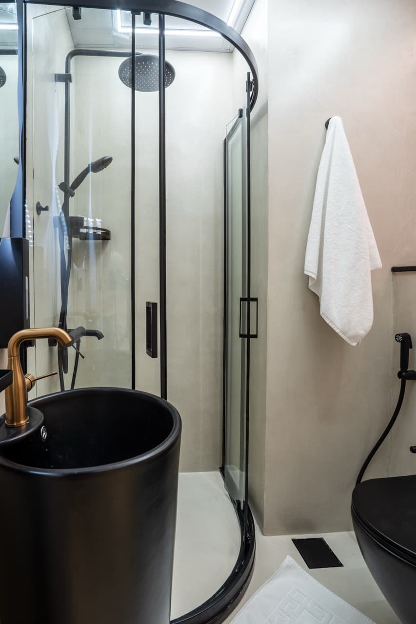 Bright 2 BR | Luxury Furnished | Premium Location* 6