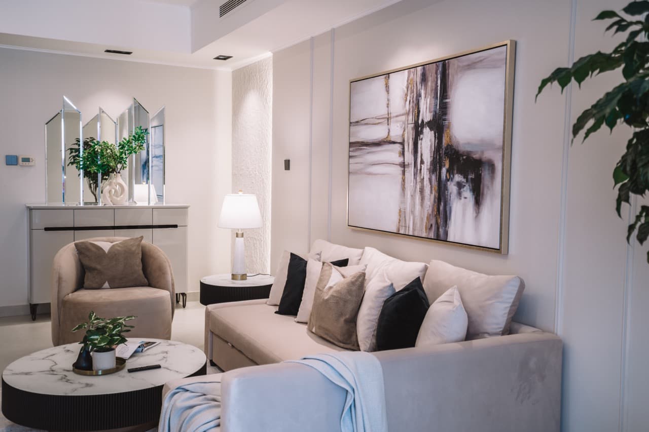 Luxury 1 BR | Fully Furnished& Upgraded | High Floor* 13