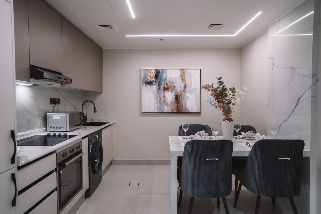 Luxury 1 BR | Fully Furnished& Upgraded | High Floor* 5