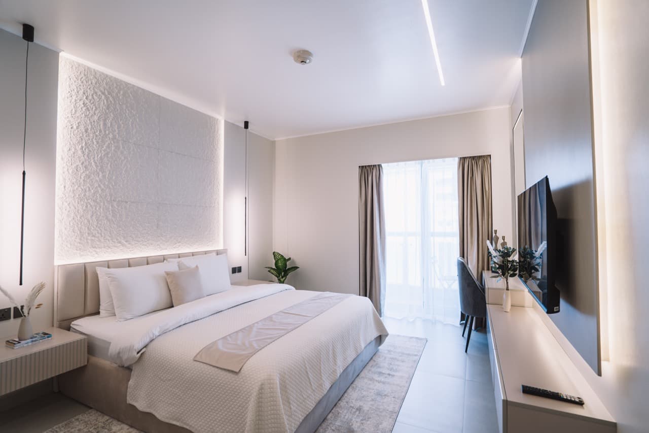Luxury 1 BR | Fully Furnished& Upgraded | High Floor* 18