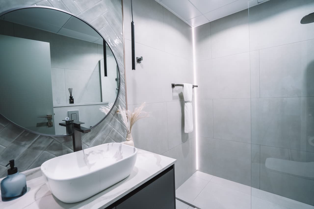 Luxury 1 BR | Fully Furnished& Upgraded | High Floor* 14