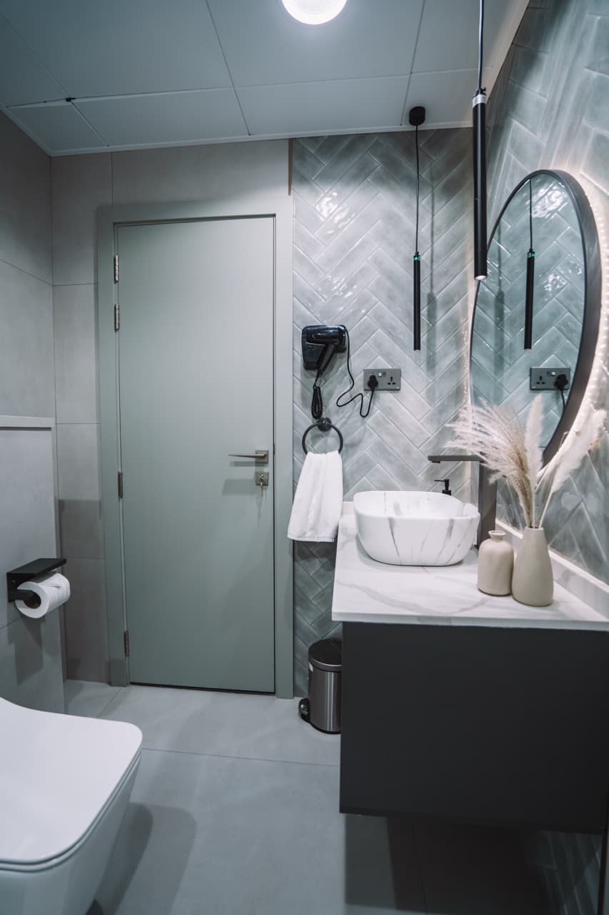 Luxury 1 BR | Fully Furnished& Upgraded | High Floor* 22