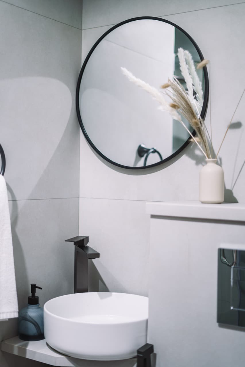 Luxury 1 BR | Fully Furnished& Upgraded | High Floor* 2