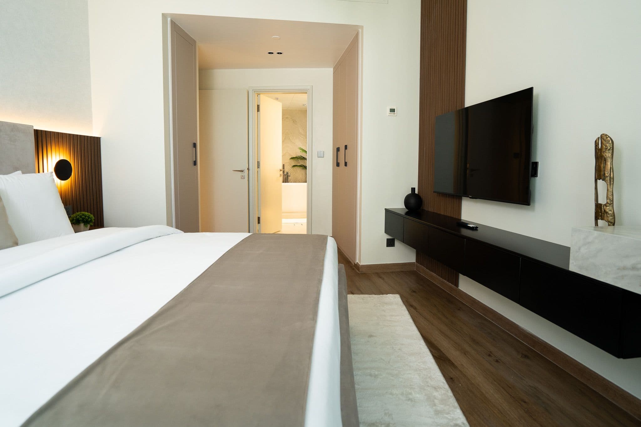  Luxury Upgraded I Spacious 3 BDR I Fully Furnished