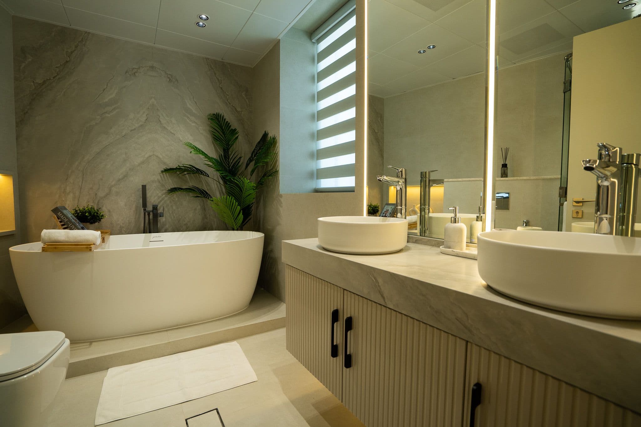  Luxury Upgraded I Spacious 3 BDR I Fully Furnished