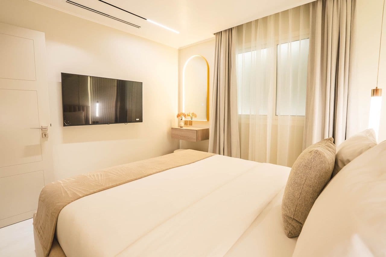Vibrant 2 BR | Luxury Furnished | Prime Location*