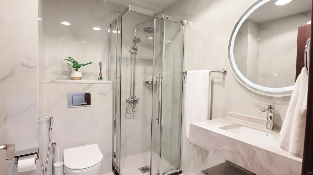 Lush 1 BR | Canal View | Dubai Marina* 6