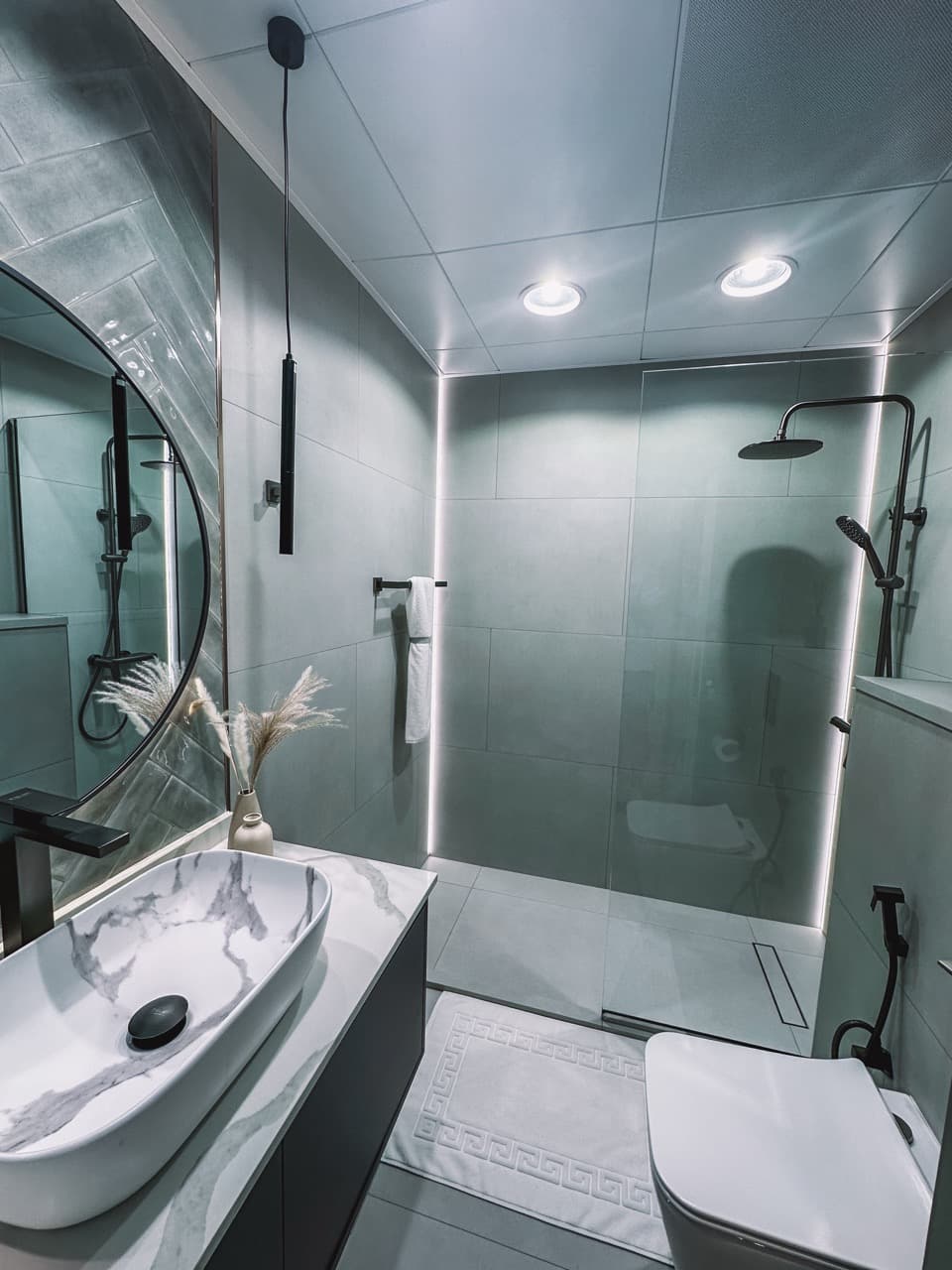 Luxury 1 BR | Fully Furnished& Upgraded | High Floor* 17