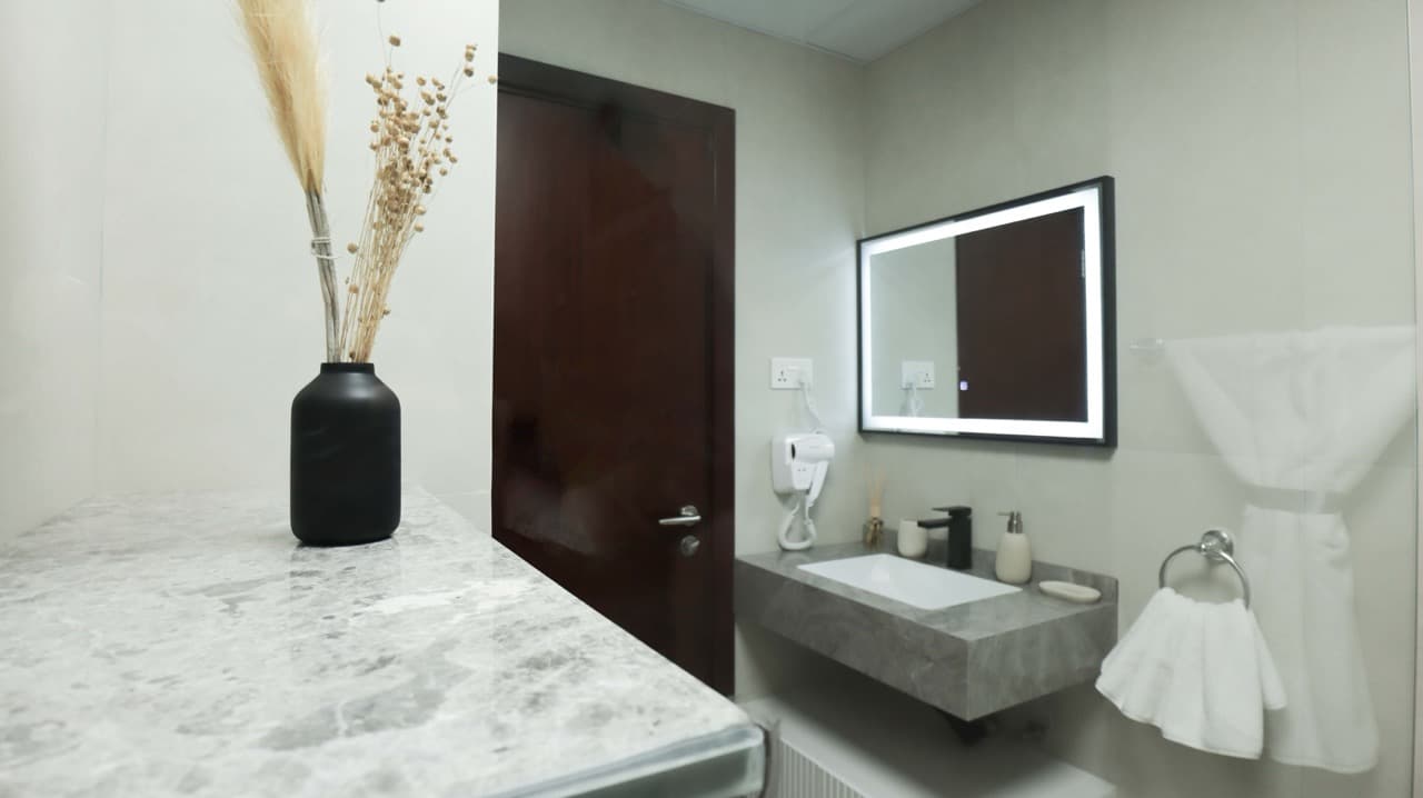 2 BR | Fully Upgraded | High Floor*