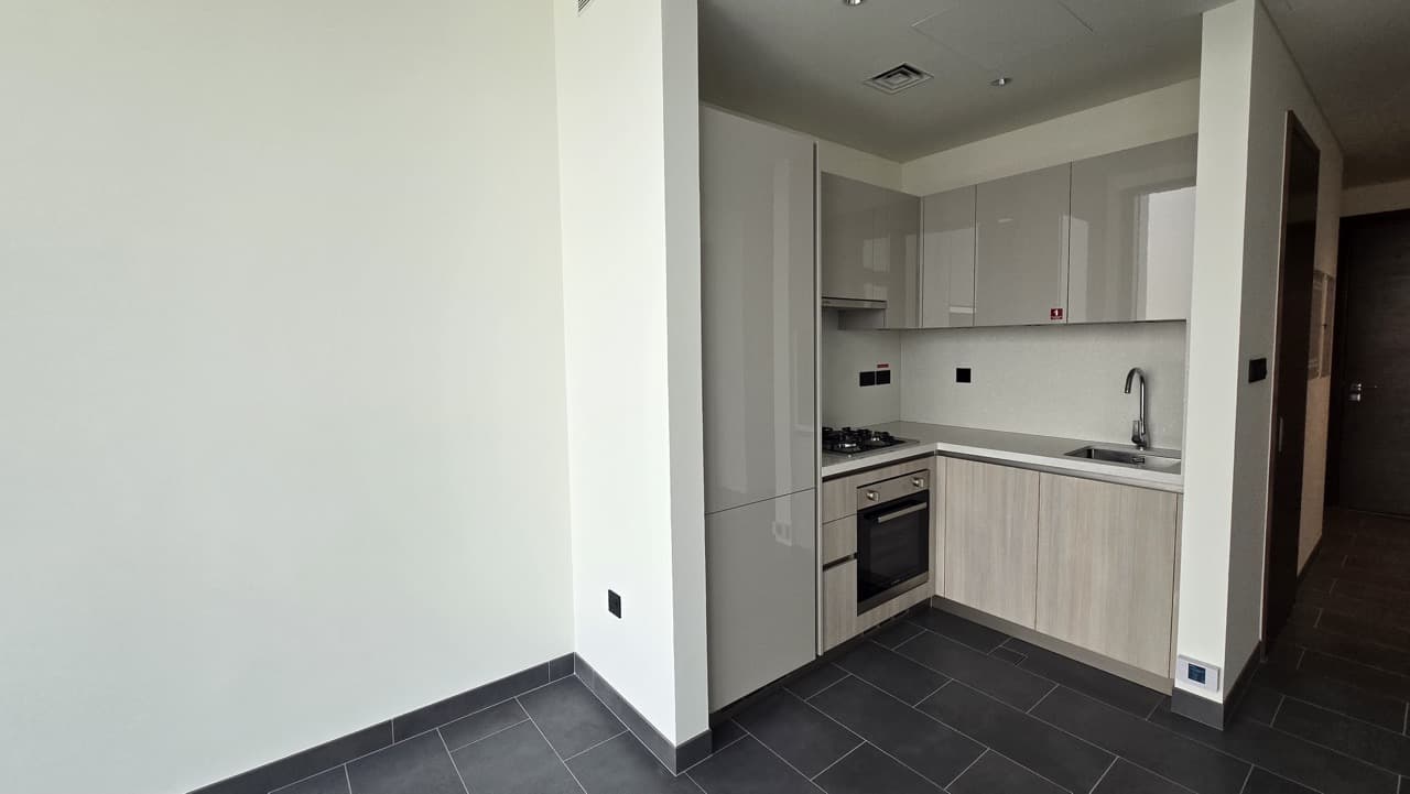 Premium 1BR | Stunning Pool View | Semi-Furnished 3